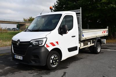 un camion blanc garé sur le parking
