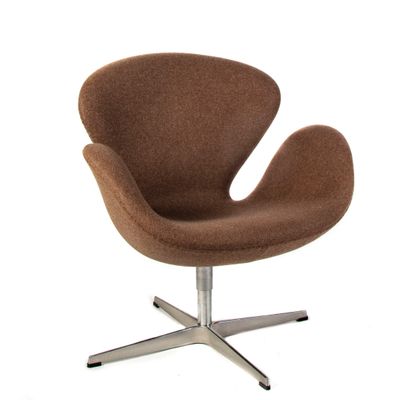 une chaise marron posée sur un piètement en métal