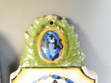 une horloge posée sur une étagère dans une pièce