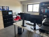 un bureau équipé d'un écran d'ordinateur et d'un clavier