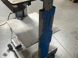 une image représentant une table sur laquelle se trouve une machine