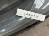 a sticker that says vauto on the front of a car
