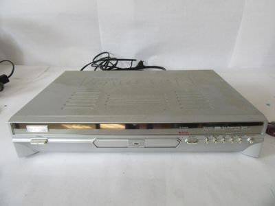 une photo d'un lecteur DVD argenté posé sur une table blanche
