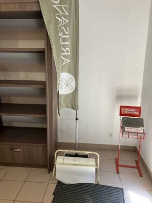 une pièce avec un lit et une chaise à l'intérieur