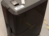 une valise posée par terre dans un magasin