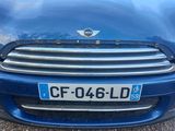 une petite voiture bleue garée sur le bord de la route
