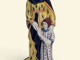figurine d'une femme tenant un enfant dans ses bras