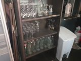 une vitrine remplie de verres à vin