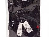 La chemise noire est emballée dans du plastique et prête à être portée