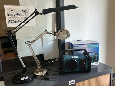 une table sur laquelle se trouvent une radio et une lampe