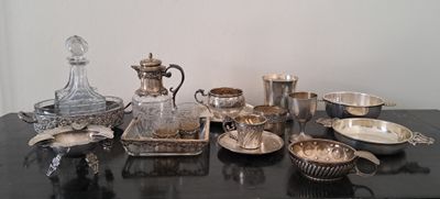 de nombreux objets en argent et en verre posés sur une table