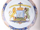 une assiette sur laquelle figurent des armoiries et un lion