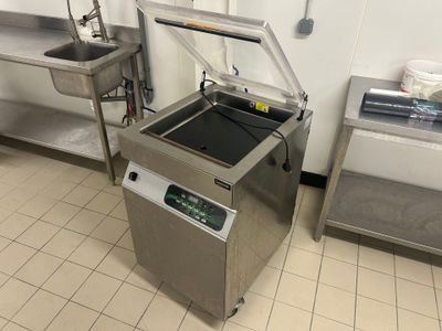 une photo d'une cuisine professionnelle équipée d'un évier et d'un congélateur