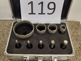 une mallette ouverte posée sur une table, contenant plusieurs outils
