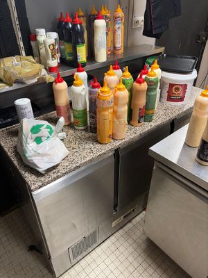 de nombreuses bouteilles de condiments sur le plan de travail de la cuisine