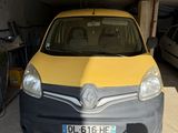 une voiture jaune garée dans un garage à côté d'autres voitures