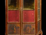 une vitrine ancienne avec un rideau rouge en arrière-plan