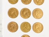 beaucoup de pièces d'or sur une surface blanche
