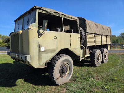 un camion militaire garé dans l'herbe