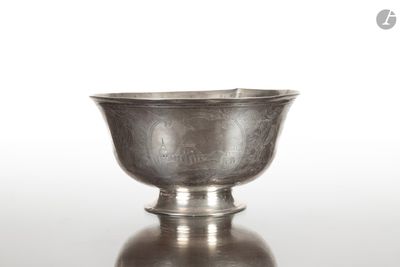 un bol en argent posé sur une table