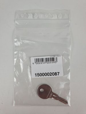 une petite clé dans un sachet en plastique sur lequel figure un code-barres