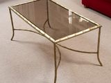 une table basse avec un plateau en verre dans un salon