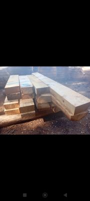 plusieurs pièces de bois sont empilées les unes sur les autres