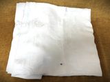 un oreiller blanc orné d'un petit motif brodé