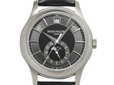 une montre avec un cadran noir et un bracelet en cuir noir