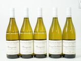 six bouteilles de vin sont alignées sur une surface blanche
