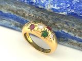 une photo en gros plan d'une bague posée sur un caillou