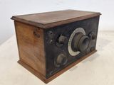 une radio à l'ancienne posée sur une table en bois