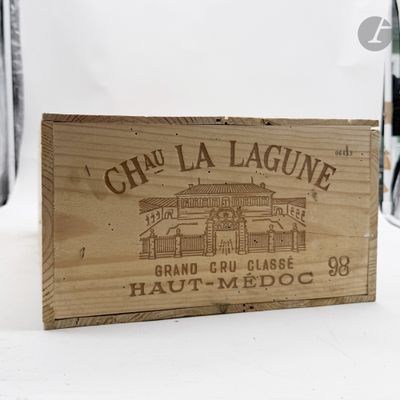 une boîte en bois avec une étiquette posée sur une table