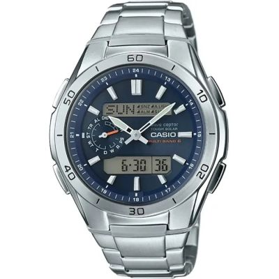 un gros plan d'une montre sur un fond blanc avec un fond blanc