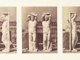 trois photographies en noir et blanc représentant un homme debout devant un immeuble