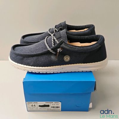 une paire de chaussures qui se trouve sur le dessus d'une boîte