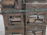 des cartons de livres empilés les uns sur les autres sur une palette