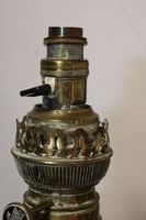 Lampe à pétrole en laiton richement repoussé de feuilles et … (photo 4)