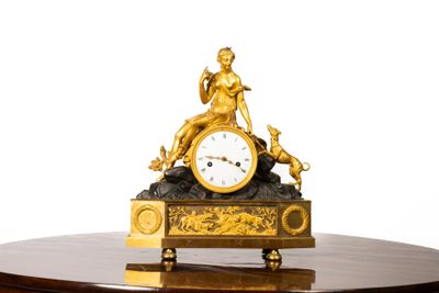 Pendule à l'allégorie de la chasse en bronze ciselé, doré et…