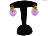 gros plan d'une paire de boucles d'oreilles sur un support