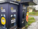 deux poubelles posées au bord de la route