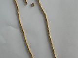 un collier en or composé d'une chaîne en or et d'un collier de perles en or
