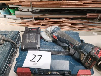de nombreux outils posés sur une table