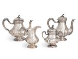 deux théières en argent et une cafetière sur fond blanc