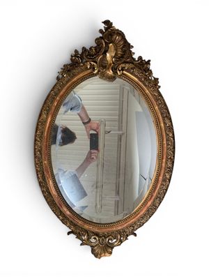 une personne se prenant en photo dans un miroir