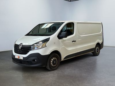 La camionnette blanche est garée dans une grande pièce équipée d'un ventilateur de plafond.