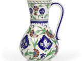 une image représentant un vase bleu et blanc orné de fleurs