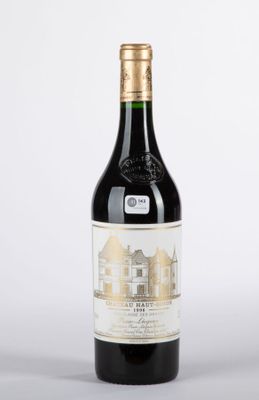 gros plan d'une bouteille de vin sur fond blanc