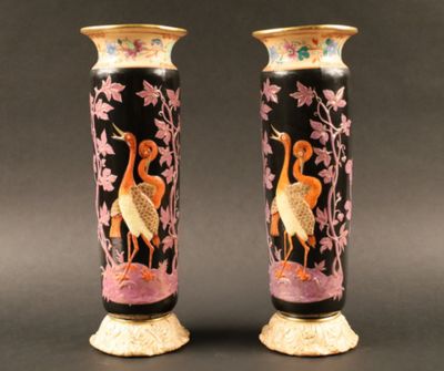 Paire de vases en porcelaine à décor polychrome rehaussé de … - Photo 1