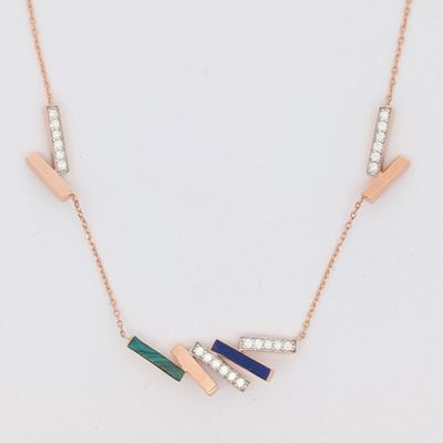 un collier en or orné de pierres bleues, vertes et blanches, montées sur une chaîne